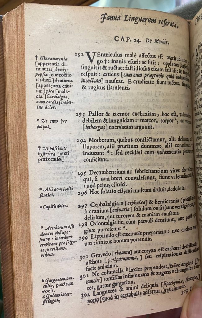 Left page of a printed book with latin text and the chapter headline "De morbis", several printed Latin annotations in the margins.